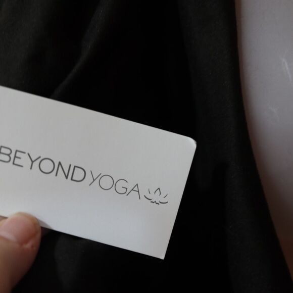 Beyond Yoga Black Infinity Pocket Scarf NWT - Picture 4 of 9